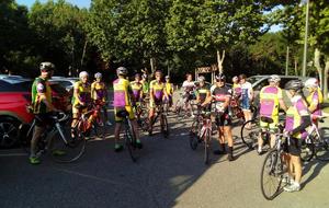  LE Flassans cyclo club pour sa première sortie officielle concoctée par le Président Gérard Vernettes. 
22 au départ +Alain et Francine rencontrés 
Un circuit de 82 kms et une météo exceptionnelle... Le bonheur, oui, le vélo 
